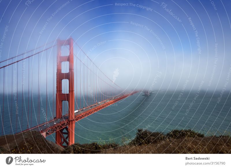 Golden Gate Bridge, die in den Nebel übergeht. Ferien & Urlaub & Reisen Sightseeing Wolken Wetter Küste San Francisco Bay USA Brücke Wahrzeichen fahren quer