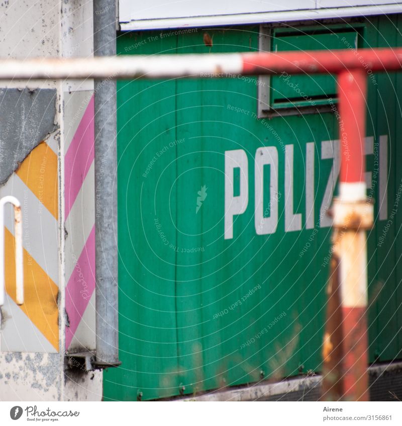 Stehenbleiben - Polizei! | UT Hamburg Polizeiliche Beratungsstelle Baustelle Dienstleistungsgewerbe Barriere Bauwagen Baracke Absperrgitter Holz Metall