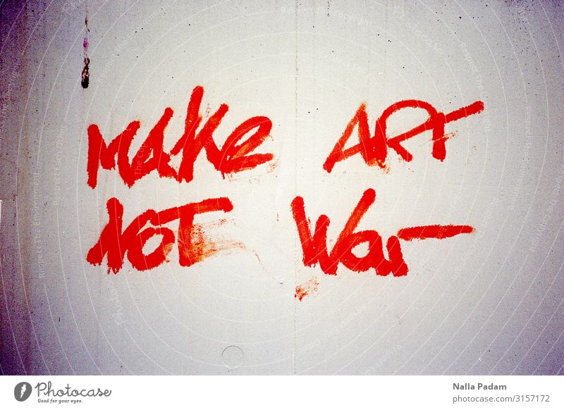 Make Art Not War Stein Graffiti Stadt rot weiß Hoffnung auffordern Schriftzeichen Farbfoto Außenaufnahme Menschenleer Tag
