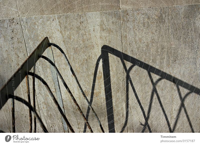 Schatten in Köln Stadt Fassade Halterung Ständer Metall Linie ästhetisch einfach braun schwarz Gefühle Irritation Farbfoto Außenaufnahme Menschenleer Tag Licht