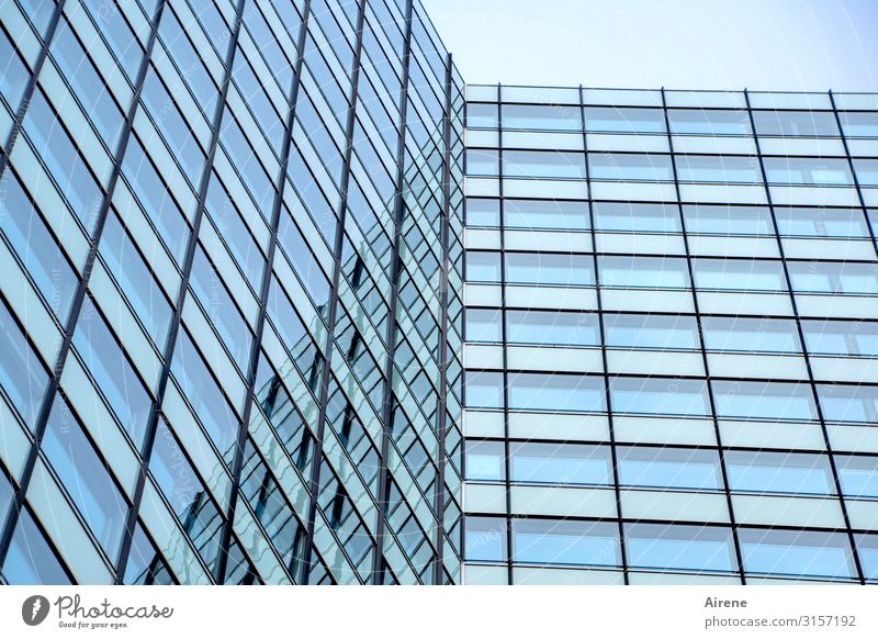 langweilige Glasfront | UT Hamburg Hochhaus Architektur Fassade Glasfassade Linie groß hell hoch kalt Stadt blau schwarz weiß Ordnungsliebe ästhetisch Business