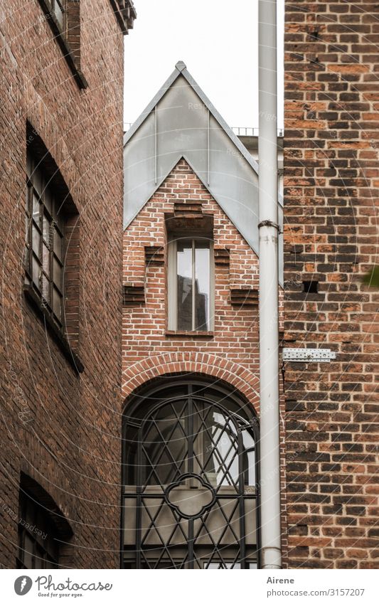 dazwischen | UT Hamburg Stadt Stadtzentrum Altstadt Haus Architektur Altbau Ziegelbauweise Backsteinfassade Giebelseite Dachgiebel Fenster Durchgang Dachrinne