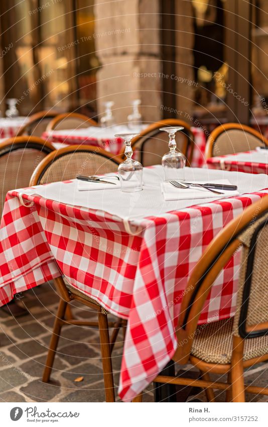 Gedeckt Glas Lifestyle Freude Glück Restaurant Essen trinken Terrasse warten authentisch Lebensfreude Gastronomie Tischwäsche kariert Stuhl Außenaufnahme