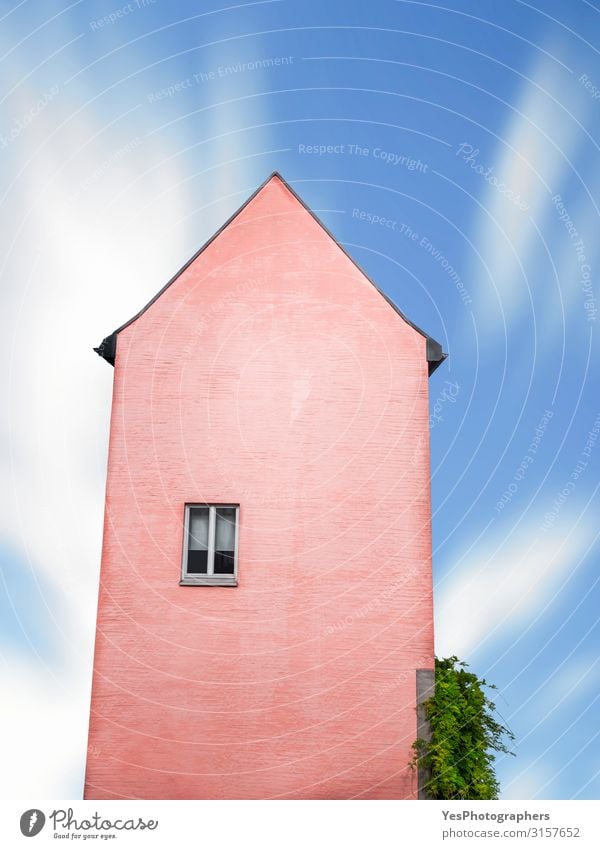 Rosa Haus mit nur einem Fenster gegen den blauen Himmel Kultur Traumhaus Hochhaus Gebäude Architektur Fassade alt außergewöhnlich lustig retro rosa Einsamkeit