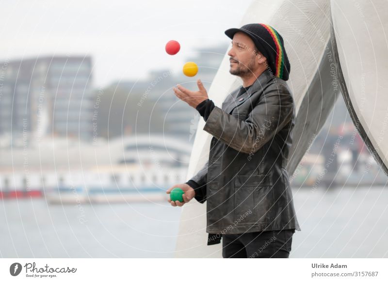 Künstler jongliert jonglieren Jongleur Ball Mensch maskulin Mann Erwachsene Männlicher Senior 1 45-60 Jahre Straßenkünstler Hamburg Deutschland Stadt Hafenstadt