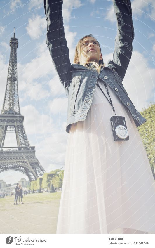 selfie in paris Kind Mädchen Ferien & Urlaub & Reisen Ausflug Stadt Paris Tour d'Eiffel Frankreich Tourist Tourismus Selfie Fotografie Handy Fotokamera Arme