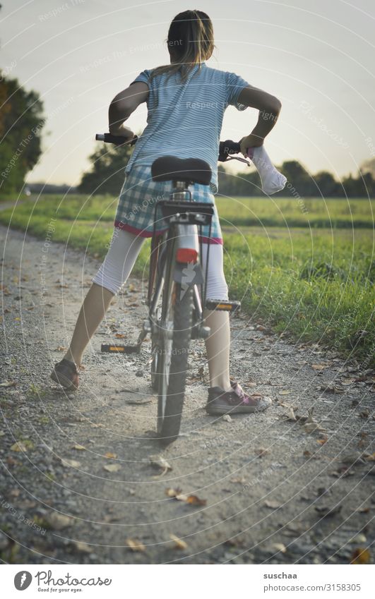 fahrradfahrerin Fahrrad Fahrradfahren Fahrradtour Kind Mädchen Ausflug Herbst Herbstausflug aufsteigen Natur Außenaufnahme Kindheit Wege & Pfade Fußweg Feld