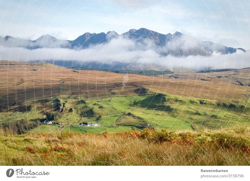 Schottische Landschaft auf der Isle of Skye Ferien & Urlaub & Reisen Ferne Berge u. Gebirge wandern Umwelt Natur Luft Himmel Wolken Herbst Wiese Feld Gipfel