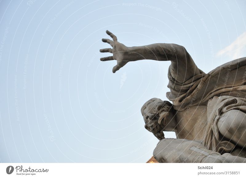 fassungslose Hand maskulin Männlicher Senior Mann 1 Mensch 45-60 Jahre Erwachsene 60 und älter Kunst Kunstwerk Skulptur Wolkenloser Himmel Fluss Rom Italien