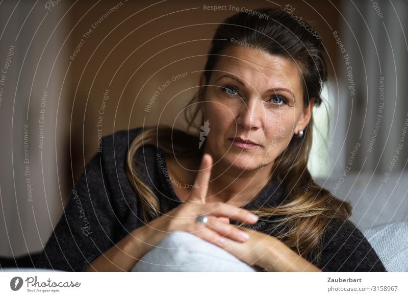 Achtung - Erwachsene Frau schaut in die Kamera mit erhobenem Zeigefinger feminin 1 Mensch 30-45 Jahre brünett langhaarig beobachten Beratung Kommunizieren