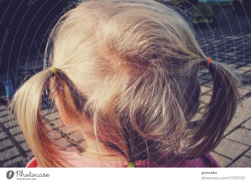 schaumermal Mensch feminin Mädchen Kindheit Kopf Haare & Frisuren 3-8 Jahre blond Zopf beobachten Denken authentisch Erwartung Blick Farbfoto Außenaufnahme