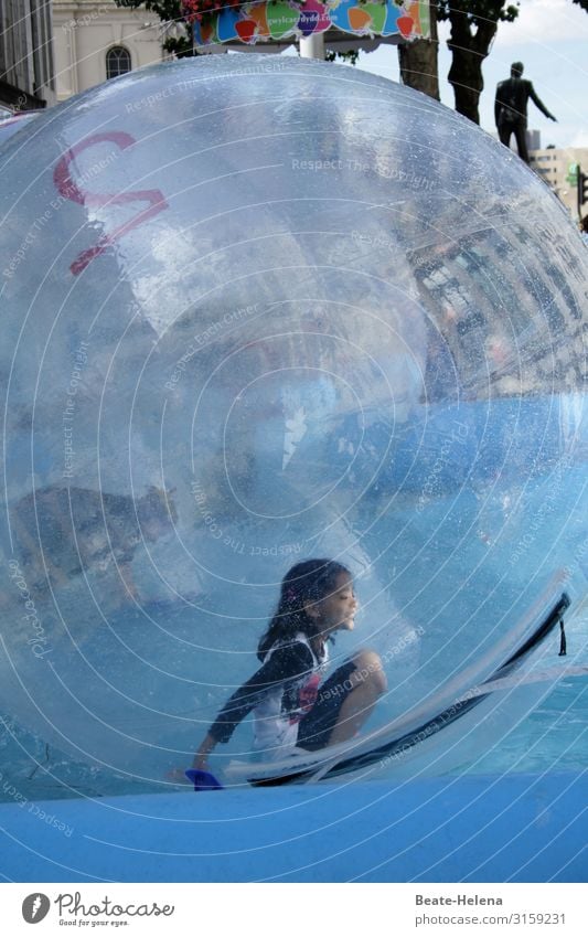 Menschenskinder 6 Mädchen Kind Ballon Wasser Spiel Freude Spaß im Freien Glück Sommer Kindheit