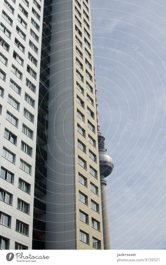 gespannte Platte Wolkenloser Himmel Berlin-Mitte Hauptstadt Stadtzentrum Plattenbau Wohnhochhaus Fassade Berliner Fernsehturm Bekanntheit lang Originalität