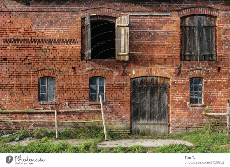 Pommern Polen Haus Bauwerk Gebäude Mauer Wand Fassade Fenster Tür Vergangenheit Vergänglichkeit Bauernhof Farbfoto Menschenleer Tag