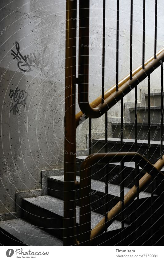 Aufwärts Tiefgarage Treppe Beton Metall Graffiti Linie dreckig dunkel gelb grau schwarz weiß Gefühle Platzangst Treppengeländer Farbfoto Innenaufnahme
