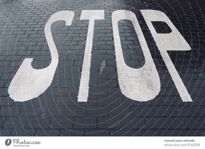stoppen roas Schild auf der Straße auf der Straße Verkehrsgebot Signal Asphalt Hinweisschild Großstadt Verkehrsschild Symbole & Metaphern Weg Vorsicht Beratung