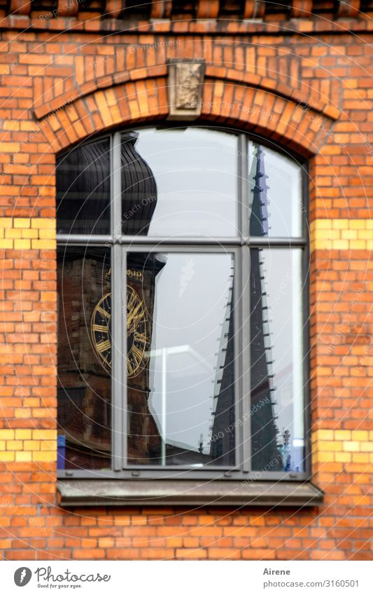 "Kirchenfenster" | UT Hamburg Altstadt Altbau Backsteinfassade Kirchturm Kirchturmspitze Fenster Sprossenfenster Zusammensein schön Stadt gelb grau rot