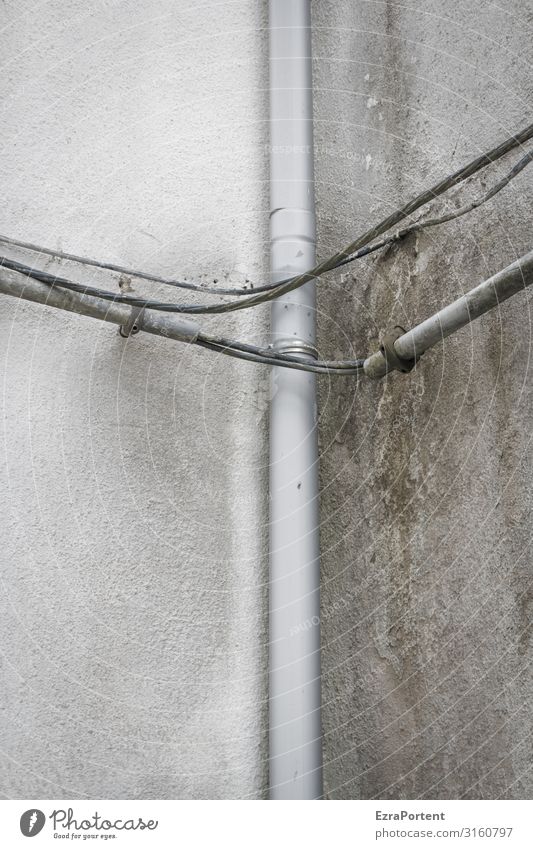 Bild Ecke Haus Bauwerk Gebäude Architektur Mauer Wand Dachrinne Linie grau trist Fallrohr Kabel Kabelsalat Elektrizität Elektronik Außenaufnahme Menschenleer