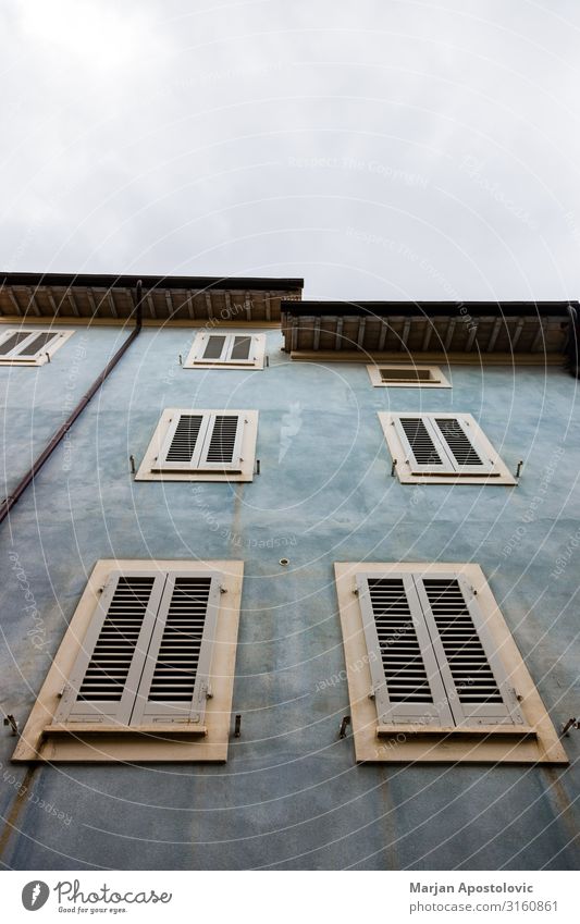 Tiefblick auf die Fenster des Altbaus in San Quirico Architektur Italien Kleinstadt Altstadt Haus Gebäude Mauer Wand Fassade alt retro Stadt türkis