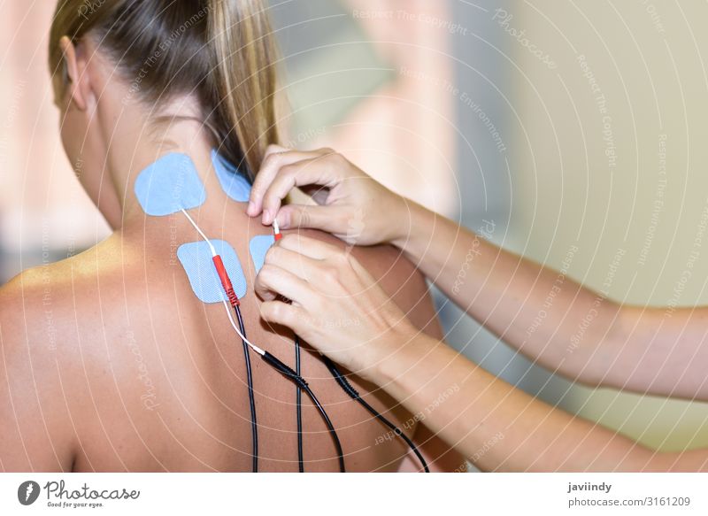 Elektrostimulation in der Physiotherapie für eine junge Frau schön Körper Gesundheitswesen Behandlung Medikament Erholung Massage Arzt Krankenhaus Mensch
