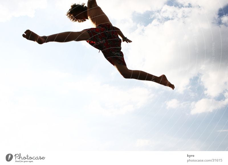 dem himmel so nahe Trampolin Wolken springen Sommer Physik Himmel Beine sportlich Musikfestival Freude fliegen Wärme Sonne