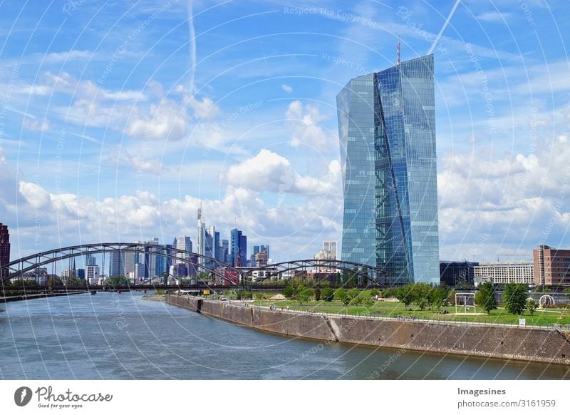 Europäische Zentralbank (EZB) in Frankfurt mit Skyline und Blick über den Main Frankfurt am Main Deutschland Europa Stadt Stadtzentrum Bankgebäude Hafen