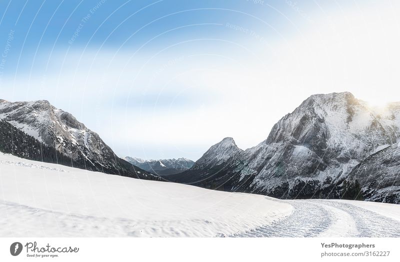 Schneebedeckte Berge und verschneite Natur. Winterlandschaft Sonne Berge u. Gebirge Landschaft Klimawandel Wetter Schönes Wetter Alpen Gipfel Straße hell weiß