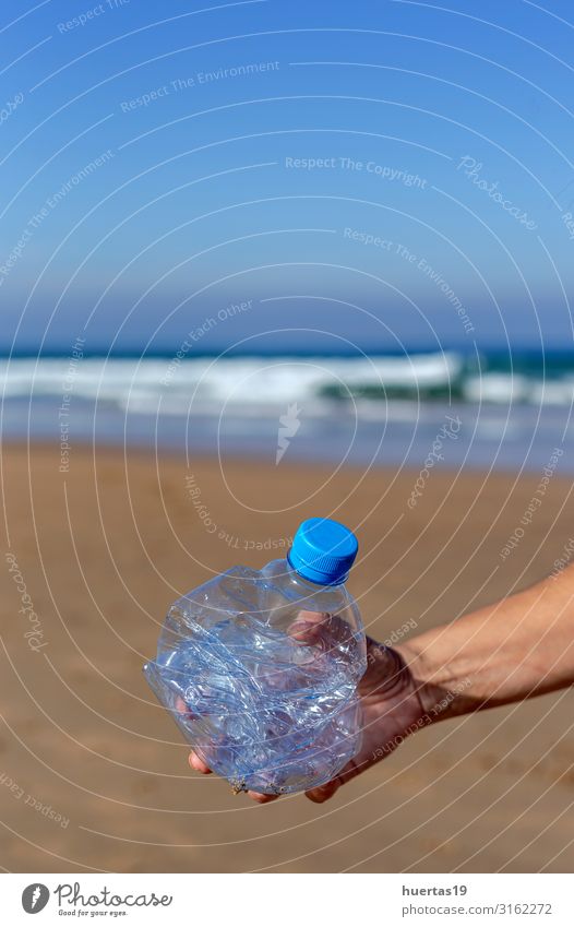 Frau, die Müll und Plastik aufhebt und den Strand reinigt. Flasche Lifestyle Meer Mensch feminin Erwachsene Hand 30-45 Jahre Umwelt Natur Sand Küste Hund Paket
