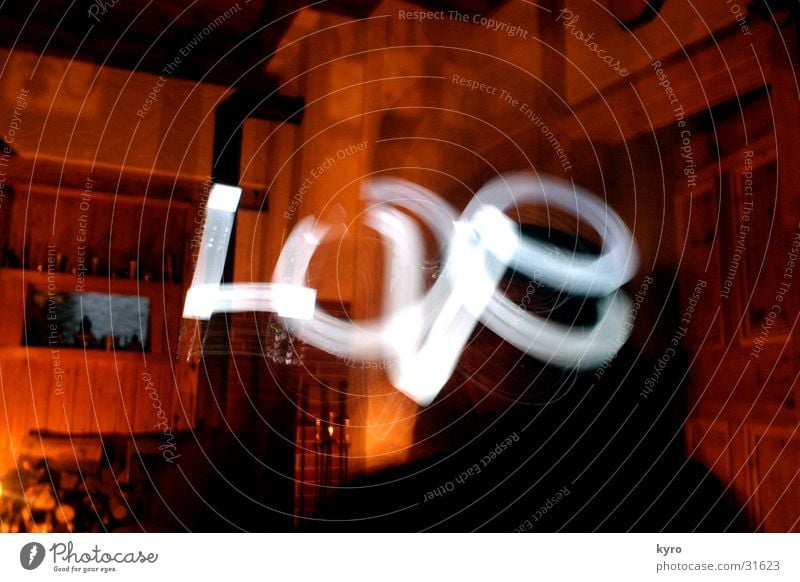 love in 8 seconds Liebe Licht Physik gemütlich Holz Schweben obskur Wärme Stimmung orange Schriftzeichen hell