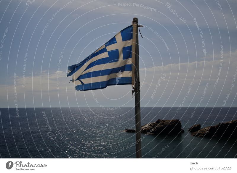 Zeichen setzen Wasser Himmel Felsen Küste Meer Mittelmeer Ägäis Insel Kykladen Griechenland Fahne Linie blau Farbfoto Außenaufnahme Menschenleer