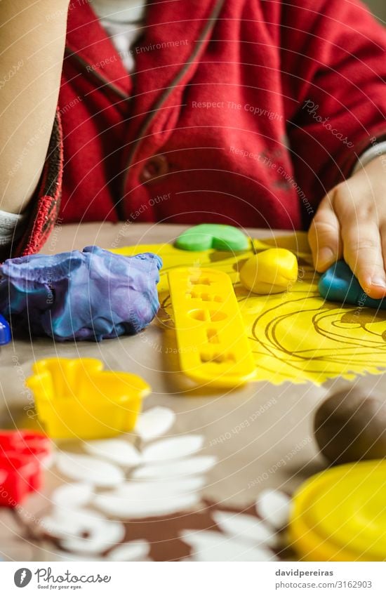 Nahaufnahme von Plastikformen und Kinderhänden auf dem Hintergrund Teigwaren Backwaren Freude Spielen Tisch Junge Kindheit Spielzeug niedlich Kreativität Aktion