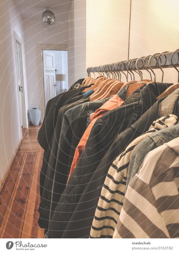 Kleiderstange im Flur Häusliches Leben Wohnung Innenarchitektur Dekoration & Verzierung Tür Mode Bekleidung Jacke Mantel Stoff Unendlichkeit modern