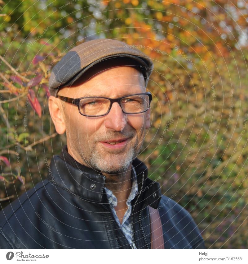 Porträt eines freundlich lächelnden Mannes mit Bart, Brille und Cap Mensch maskulin Erwachsene Männlicher Senior 1 45-60 Jahre Umwelt Natur Pflanze Herbst