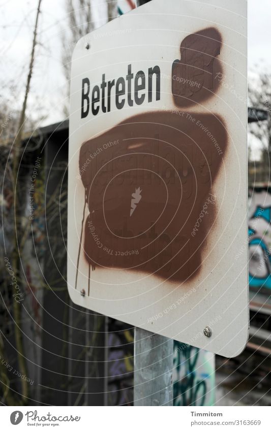 Karl zögert Wirtschaft Umwelt Verkehr Bahnfahren Schienenverkehr Metall Kunststoff Zeichen Schriftzeichen Hinweisschild Warnschild rebellisch Stadt braun weiß