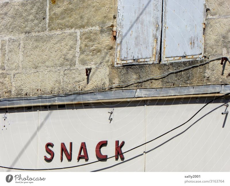 für den kleinen Hunger... Fastfood Snack Snackbar Kabel Haus Mauer Wand Fassade Fenster Fensterladen Schriftzeichen Schilder & Markierungen alt trashig