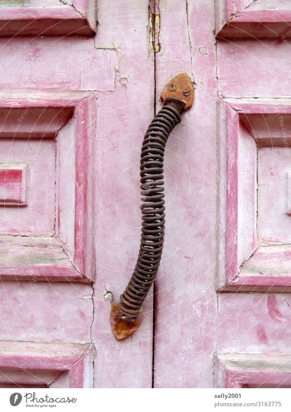 geschlossen... Tür Tor Spirale rosa Eingangstor Eingangstür zu beweglich Metall Metallspirale Holztor Griff alt Holztür Sicherheit Kassettentür abgeblättert