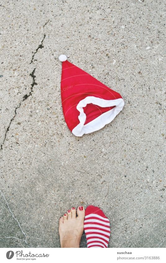 nikolausi (2) Weihnachtsmann Weihnachten & Advent Nikolausmütze Straße Asphalt Riss Fuß Füße Barfuß Zehen lackierte Zehennägel rot Strümpfe gestreift Tradition