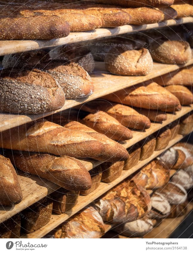 Runde Brote Und Lange Franzosische Brote Auf Regalen Backwaren Ein Lizenzfreies Stock Foto Von Photocase