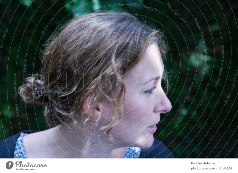 Nachdenklich 5 junge Frau hübsch nachdenklich skeptisch authentisch Blick lockig