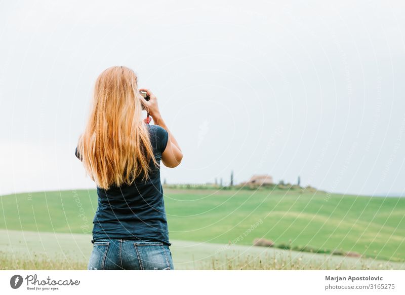 Junge Frau fotografiert Landschaft in der Toskana Freizeit & Hobby Fotografie Ferien & Urlaub & Reisen Tourismus Sightseeing Fotokamera feminin Jugendliche
