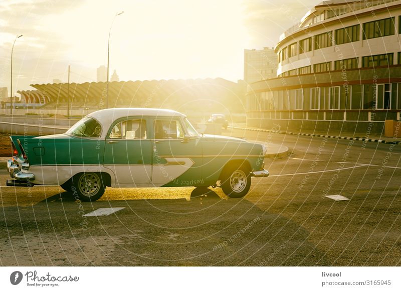 Altamerikanisches Auto, das durch Havanna, Kuba fährt. Lifestyle Leben Ferien & Urlaub & Reisen Tourismus Ausflug Sonne Insel Küste Verkehr Straße