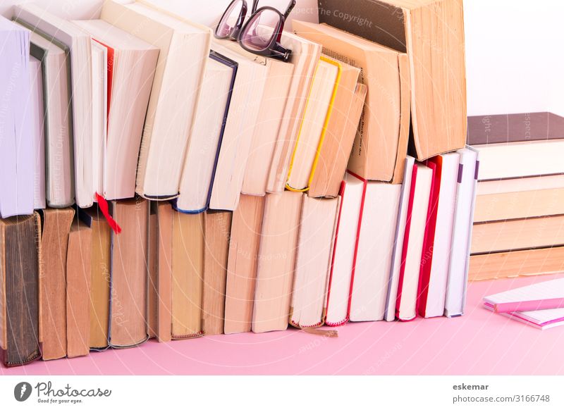 Bücher lesen Schreibtisch Bildung Wissenschaften Studium Büro Printmedien Buch Bibliothek Brille Lesebrille alt viele rosa weiß Weisheit klug chaotisch vergilbt