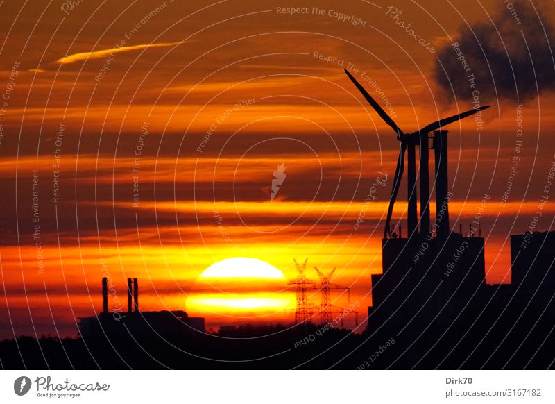 Sonnenuntergang hinter Industrieanlagen Wirtschaft Energiewirtschaft Technik & Technologie Wissenschaften Fortschritt Zukunft Erneuerbare Energie Sonnenenergie