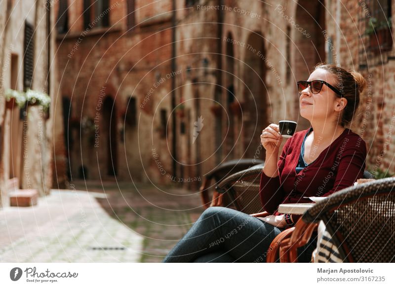 Junge Frau genießt Kaffee im Außencafé Kaffeetrinken Heißgetränk Espresso Becher Lifestyle Ferien & Urlaub & Reisen Tourismus Mensch feminin Jugendliche