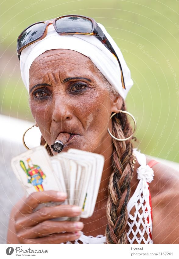 Kubanische Frau, die eine Zigarre in einem Park in Havanna raucht, Kuba feminin Weiblicher Senior Kopf Haare & Frisuren Gesicht Auge Nase Mund Lippen Hand 1