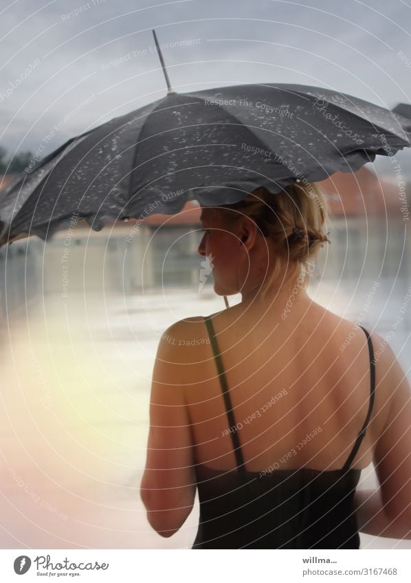 Sinnlichkeit im Regen. Schöne Frau, rückenfrei gekleidet, mit Regenschirm am See feminin Erwachsene Unterwäsche Erotik blond schön selbstbewußt nass