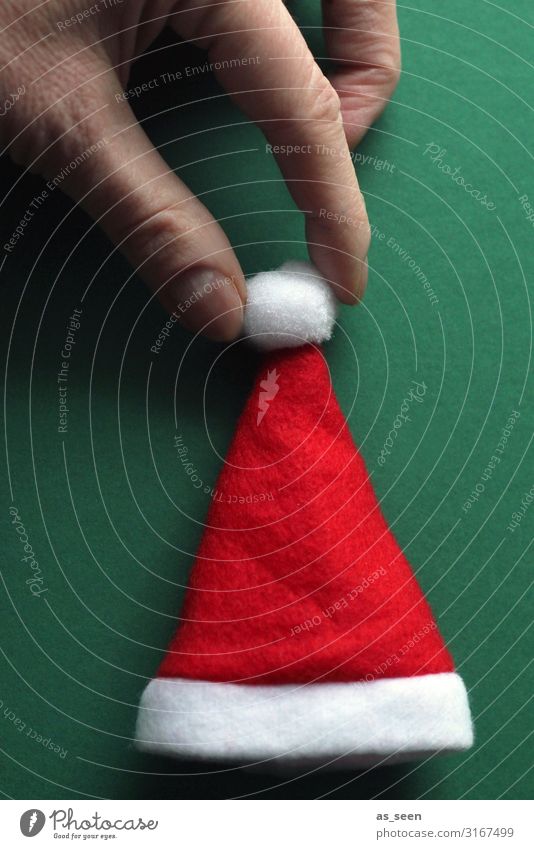 Mütze dekorieren Feste & Feiern Weihnachten & Advent Hand Finger Nikolausmütze berühren festhalten ästhetisch Coolness Fröhlichkeit einzigartig modern positiv