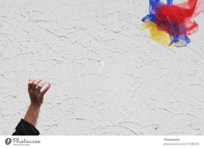 Bunte Tücher werfen Freizeit & Hobby Hand 1 Mensch Mauer Wand Jongliertücher Kunststoff Fröhlichkeit sportlich blau mehrfarbig gelb rot schwarz weiß Gefühle