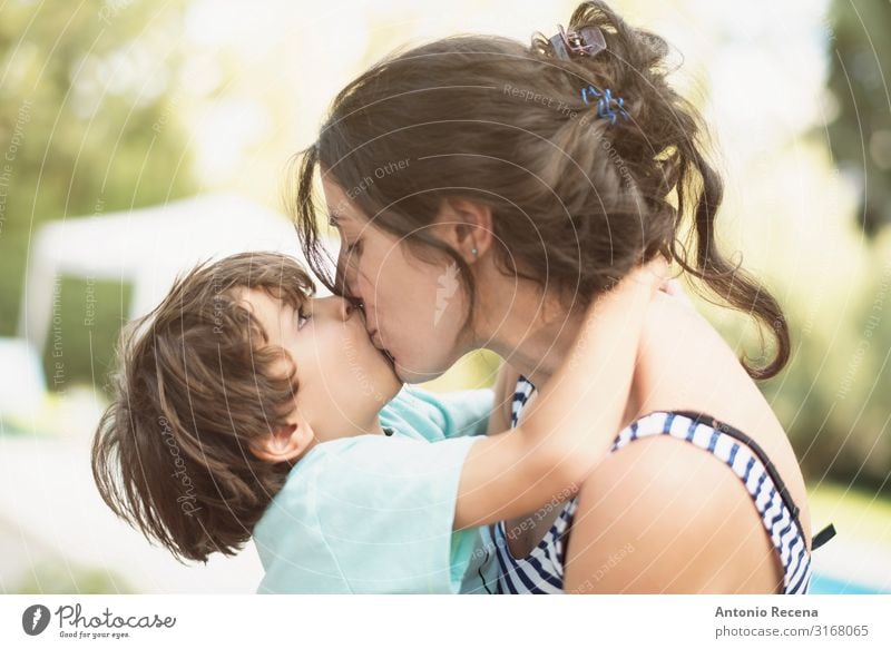 Mutter und Sohn küssen sich an einem Sommertag Lifestyle Glück Garten Muttertag Kind Mensch Junge Frau Erwachsene Eltern Familie & Verwandtschaft Kindheit 2