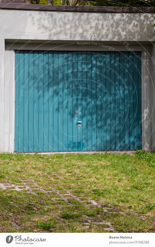 Grün ist die Hoffnung Grasgrün blaugrün Licht und Schatten Garagentor Schattenspiel Lichteinfall Tageslicht Strukturen & Formen